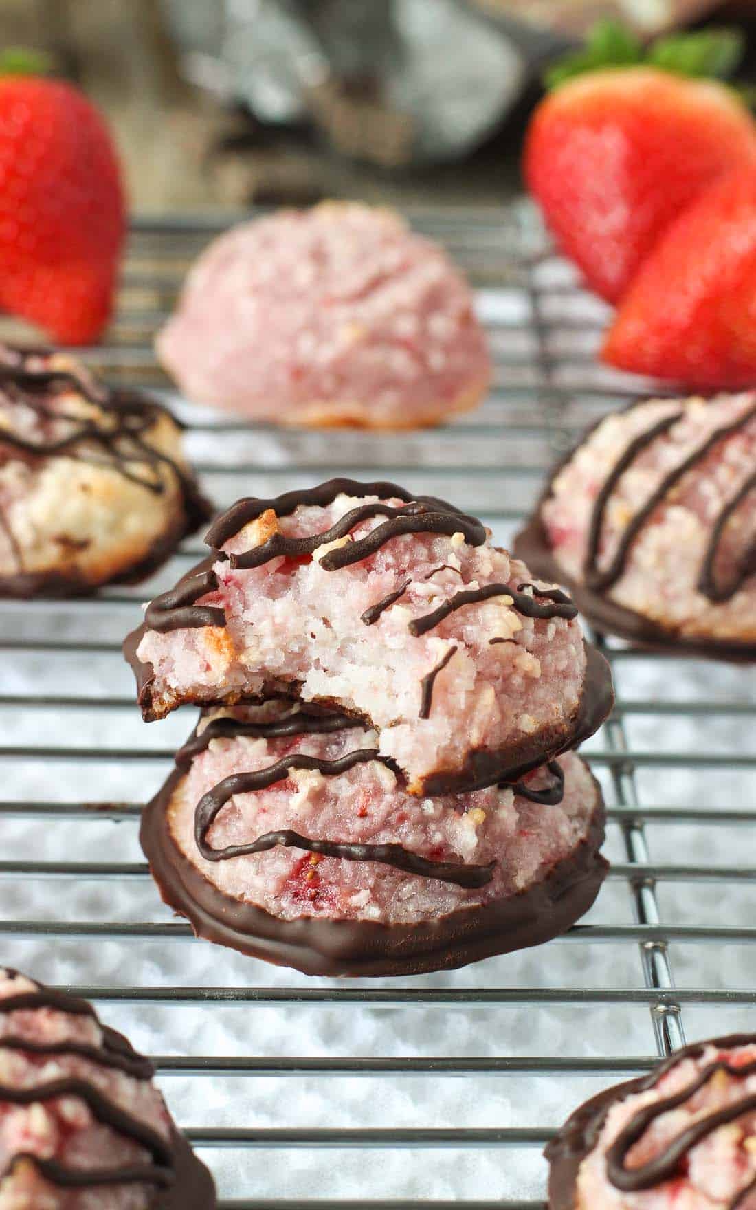 Chocolate-Covered Strawberry Macaroons | mysequinedlife.com