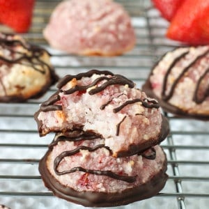 Chocolate-Covered Strawberry Macaroons | mysequinedlife.com
