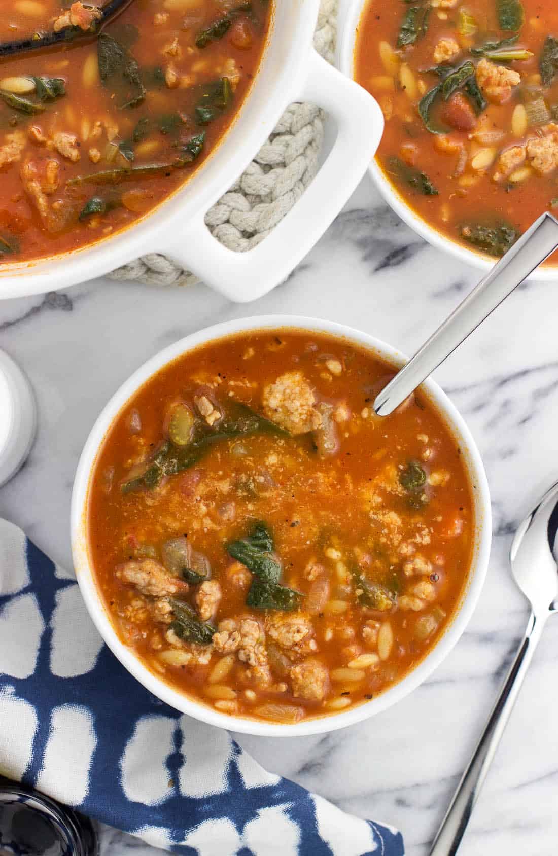 Ein Bild von oben mit zwei Schüsseln Suppe und dem größeren Suppentopf, bereit zum Verzehr