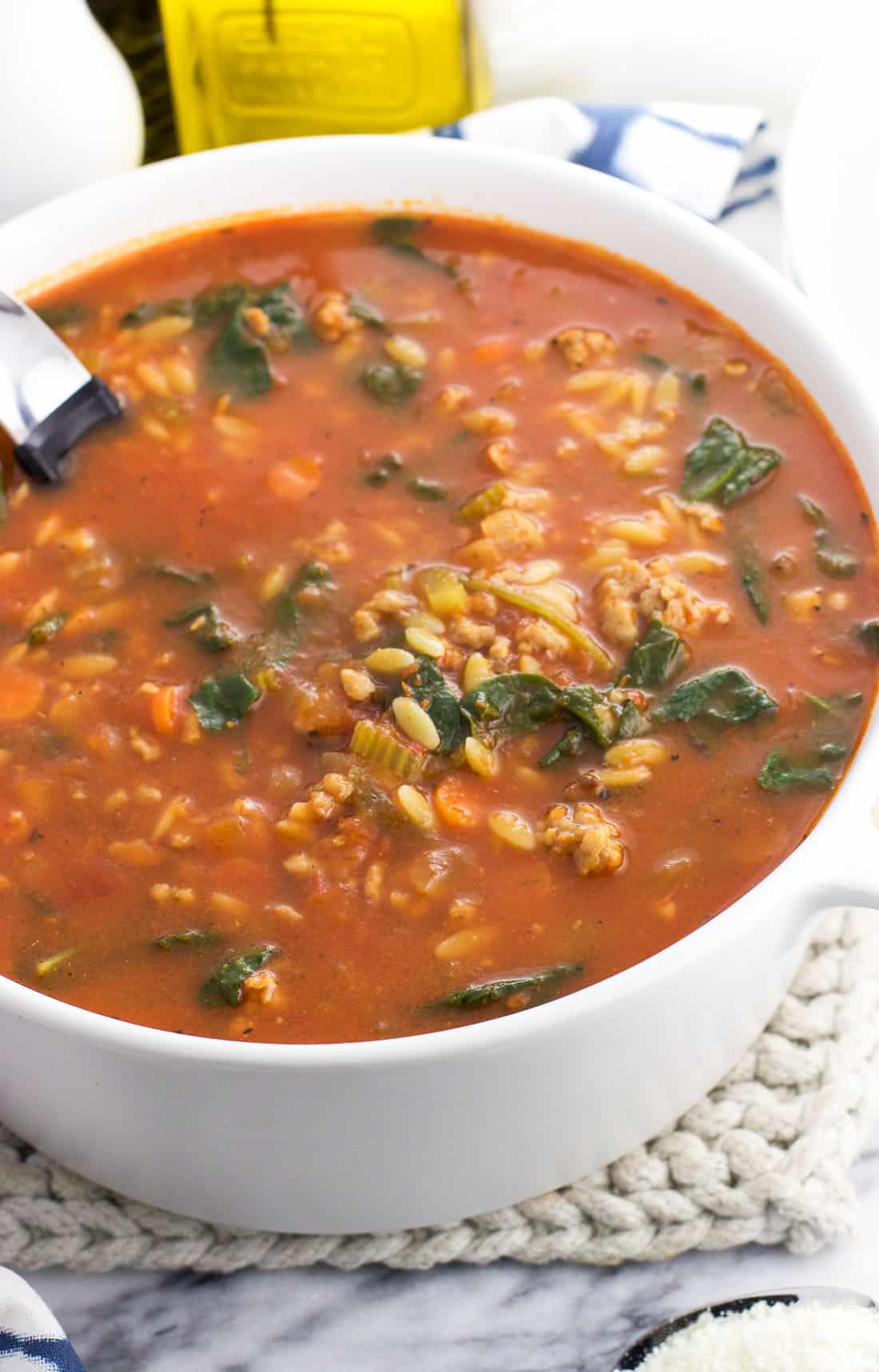 Uma grande panela de sopa de cerâmica com uma concha dentro