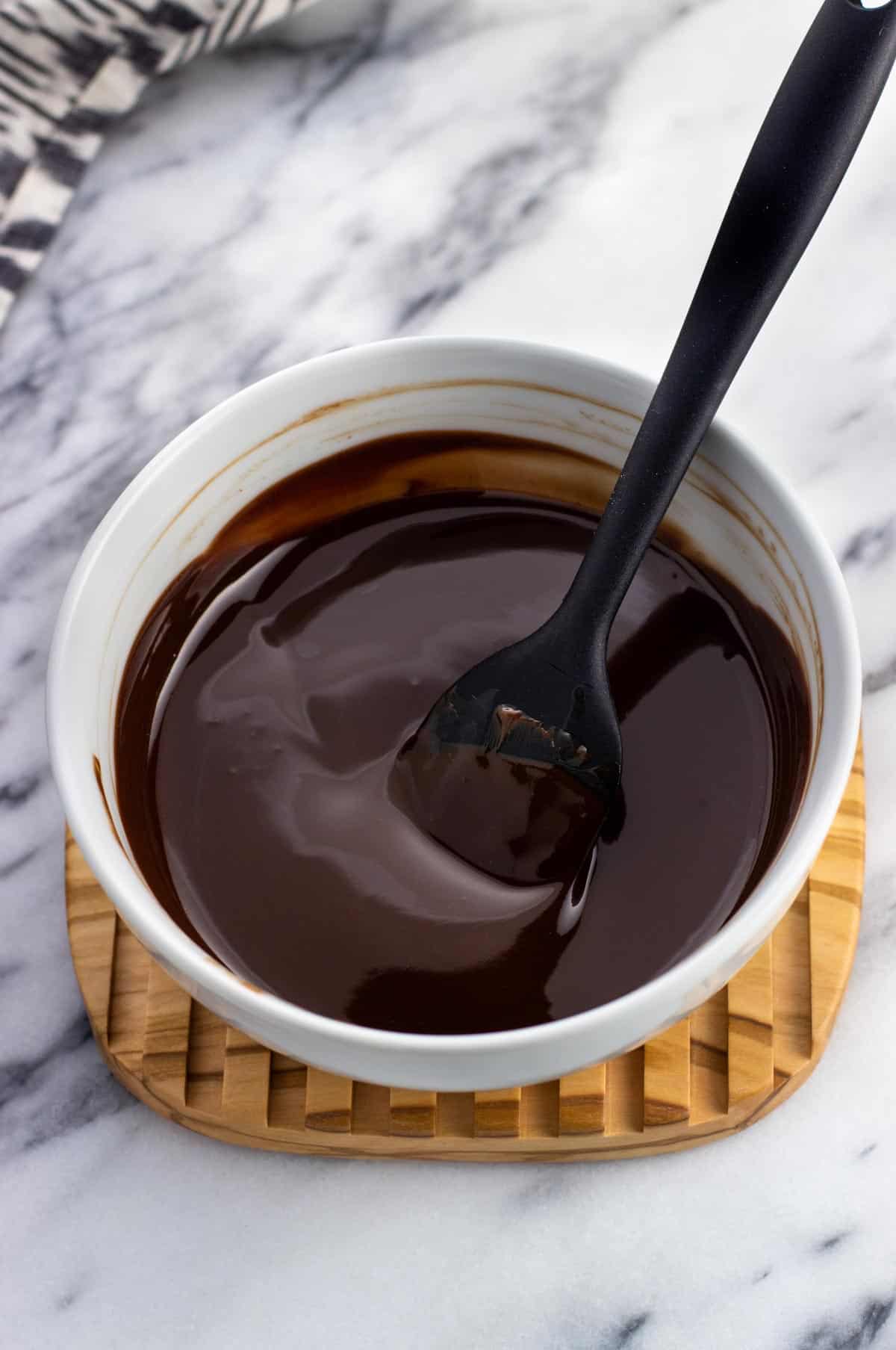Smooth melted chocolate and butter in a bowl.