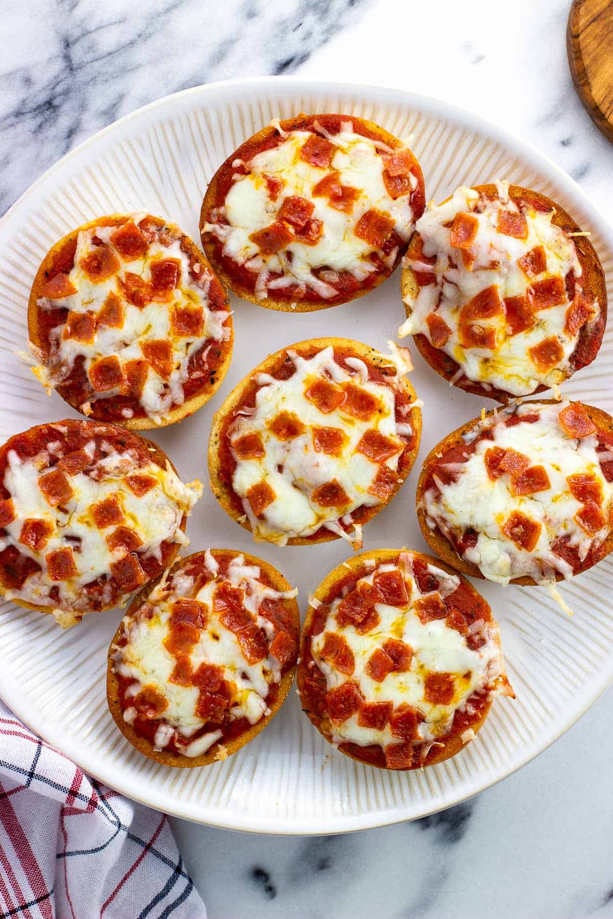 Air fryer pizza bagels on a serving plate.