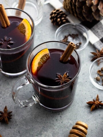 Glass mugs filled with vin brulé.