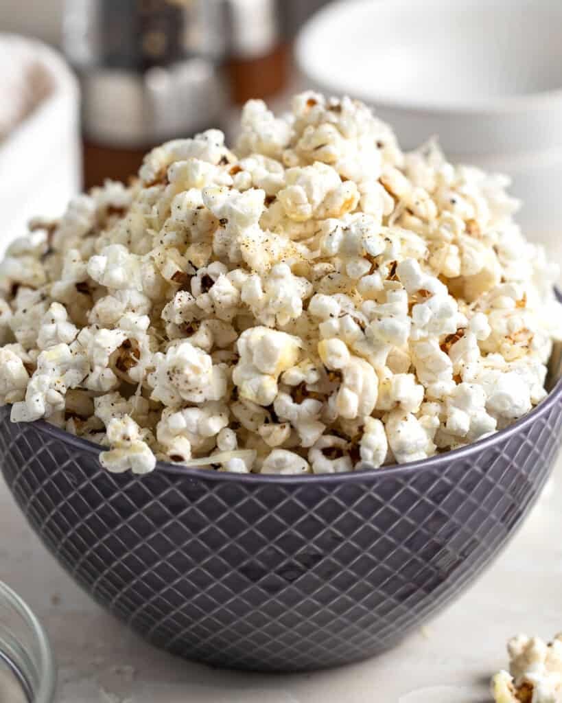 Cacio e pepe popcorn in a bowl.